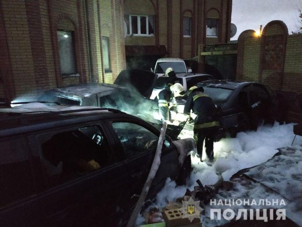 В Харькове во дворе частного дома сгорели три автомобиля