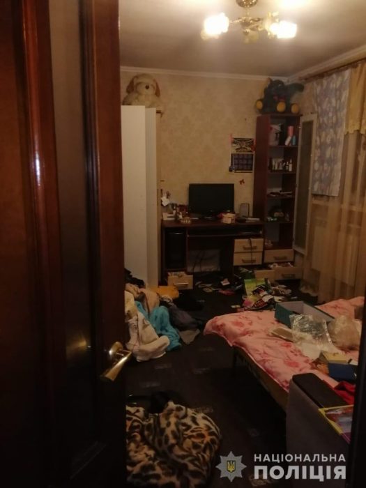 Под Харьковом двое ворвались в дом к студентке и ограбили ее