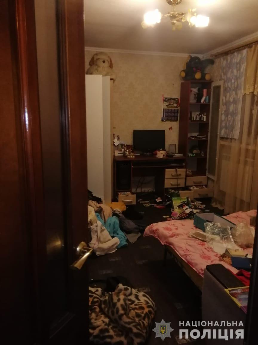 Под Харьковом двое ворвались в дом к студентке и ограбили ее