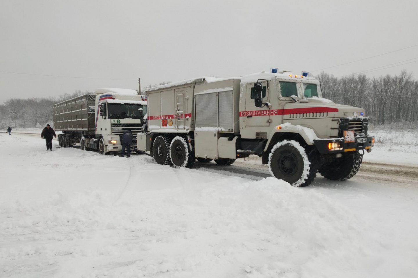 Под Харьковом спасатели помогли водителям 3-х фур преодолеть сложный участок дороги