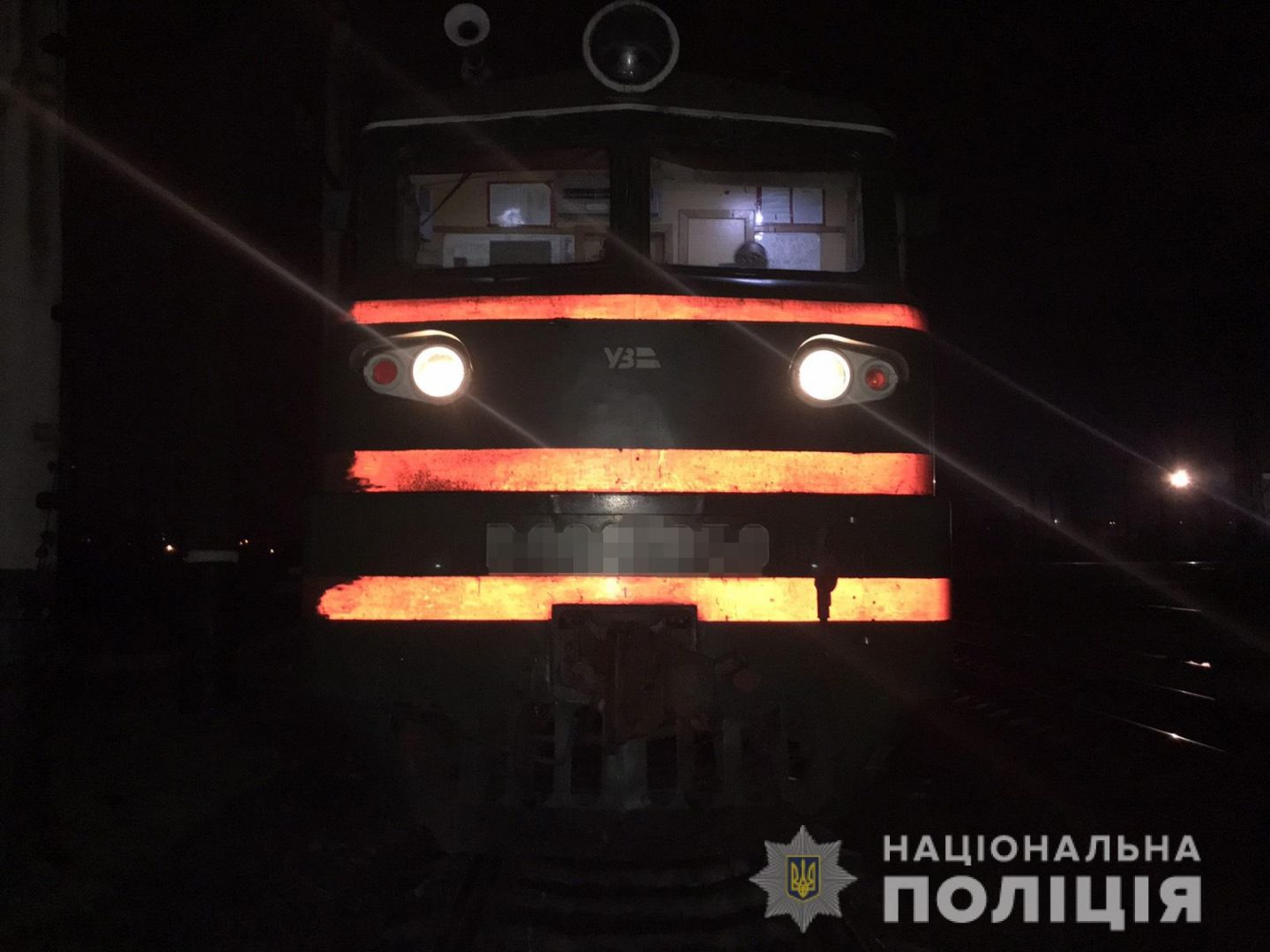 В Харькове молодой парень лег на рельсы перед приближающимся грузовым поездом
