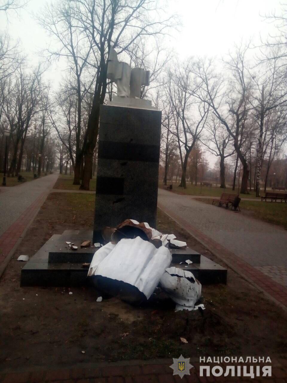 В Харькове свалили памятник Максиму Горькому