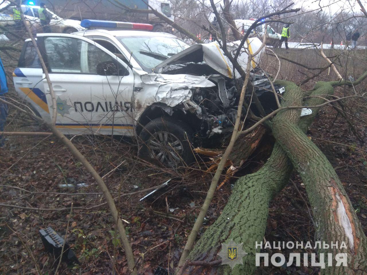 Под Харьковом в результате автокатастрофы с участием полицейских пострадало четыре человека