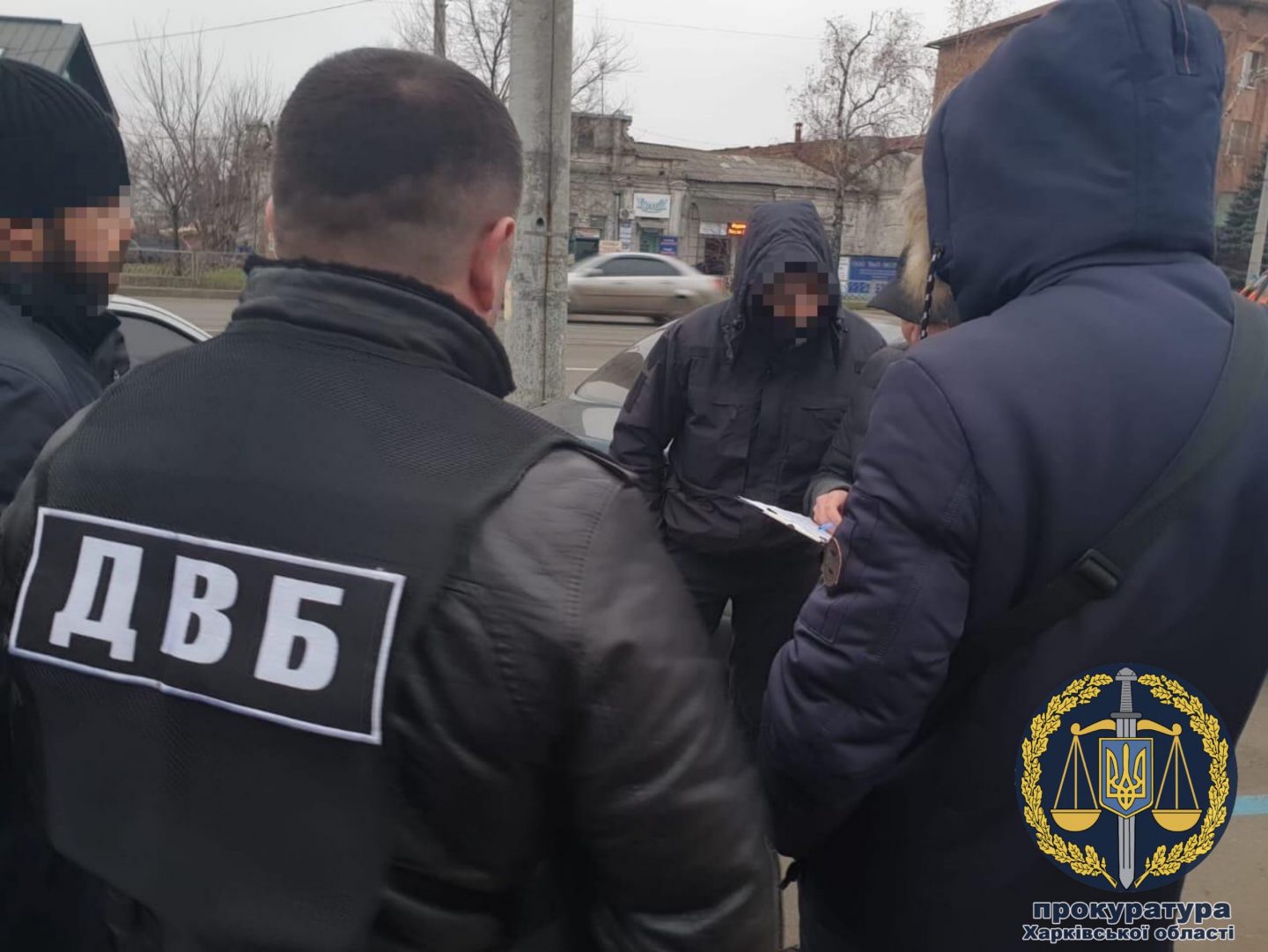 В Харькове полицейский за взятки выдавал водителям поддельные автономера