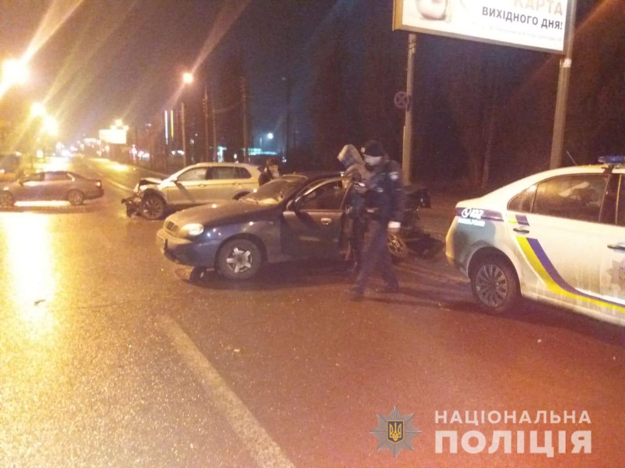 В Харькове автомобиль сбил врача, который оказывал помощь двум подросткам