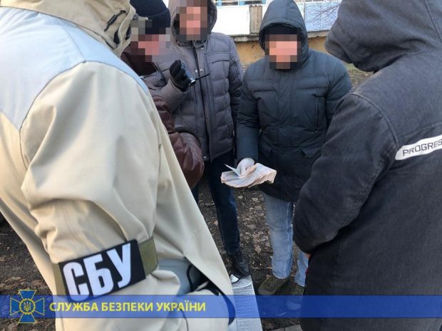 На Харьковщине задержали полицейского на взятке за закрытие уголовного дела