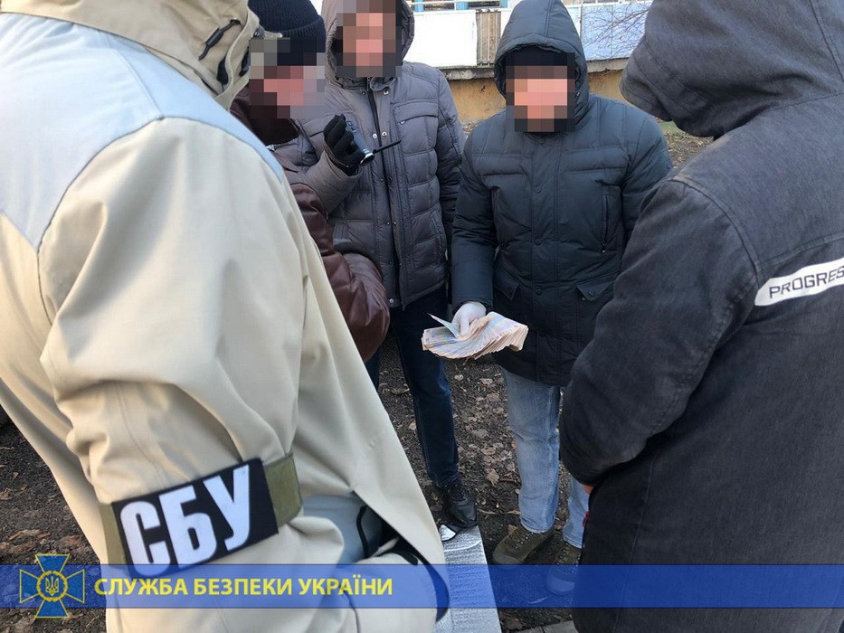 На Харьковщине задержали полицейского на взятке за закрытие уголовного дела
