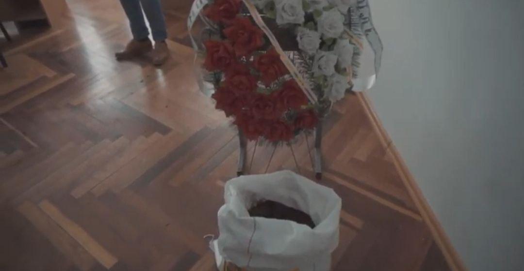 В офис харьковского “слуги народа” принесли мешок земли и траурный венок (видео)