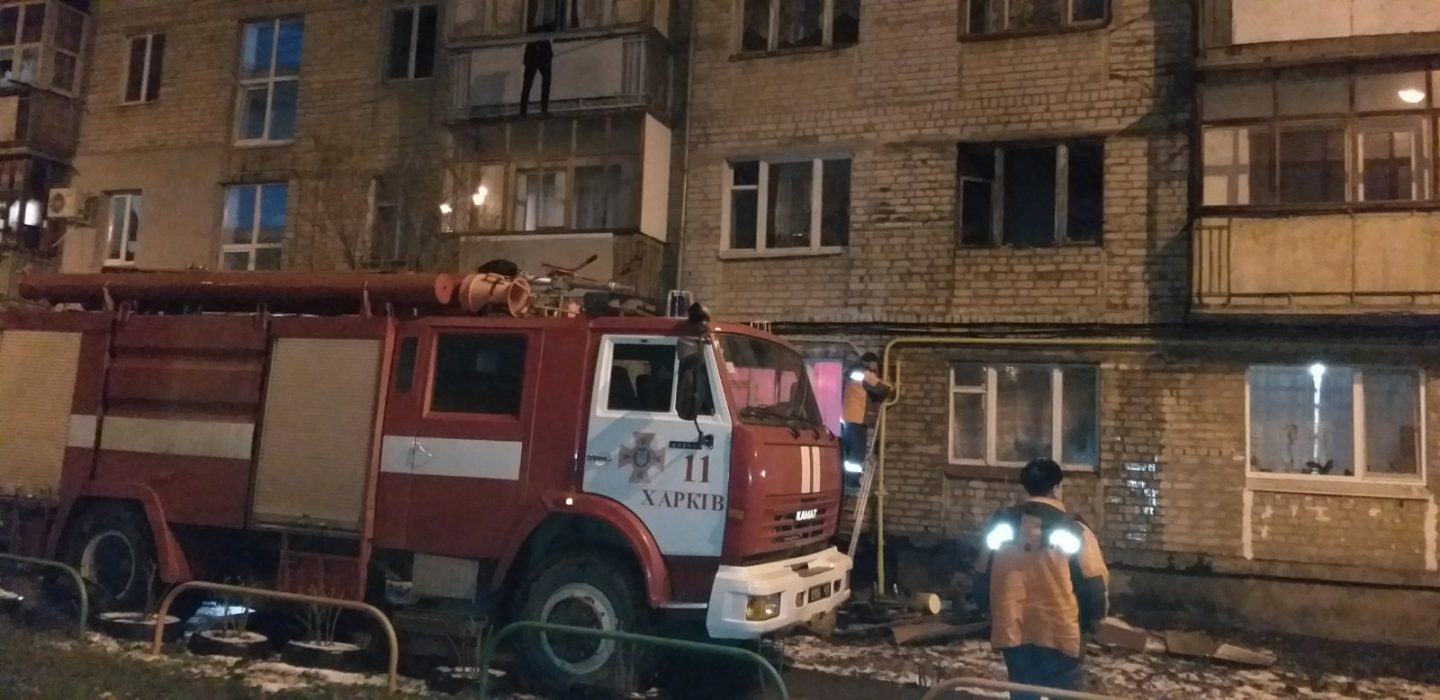 В Харькове горела дверь в жилой пятиэтажке: эвакуировали 15 человек