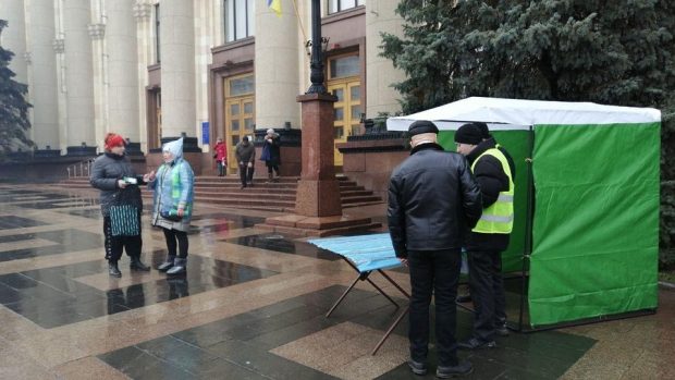 Под Харьковской ОГА собирают подписи относительно Кернеса