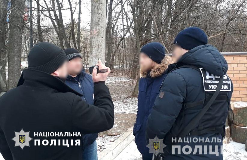 В Харькове неизвестный ограбил полицейского, когда тот возвращался ночью домой