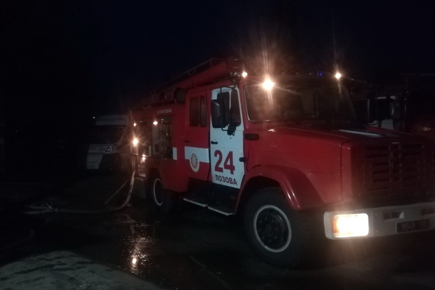 Под Харьковом во время пожара в жилом пятиэтажном доме спасатели эвакуировали 22 человека, в том числе 5 детей