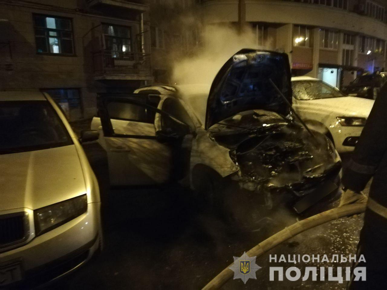 В центре Харькова возле дома сожгли автомобиль