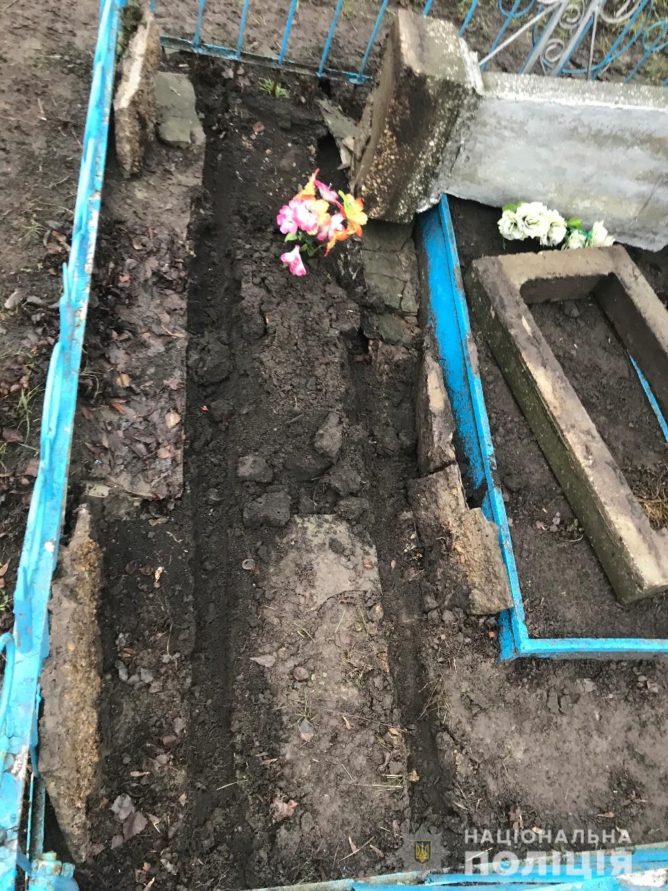На Харьковщине полиция задержала мужчину за надругательство над могилами