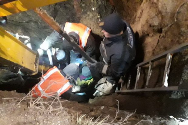 В Харькове коммунальщика засыпало землей