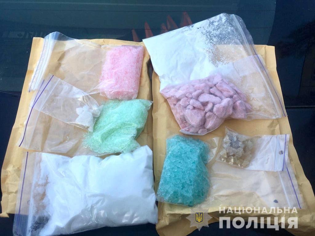 Харьковчанину курьер доставил почти килограмм наркотиков