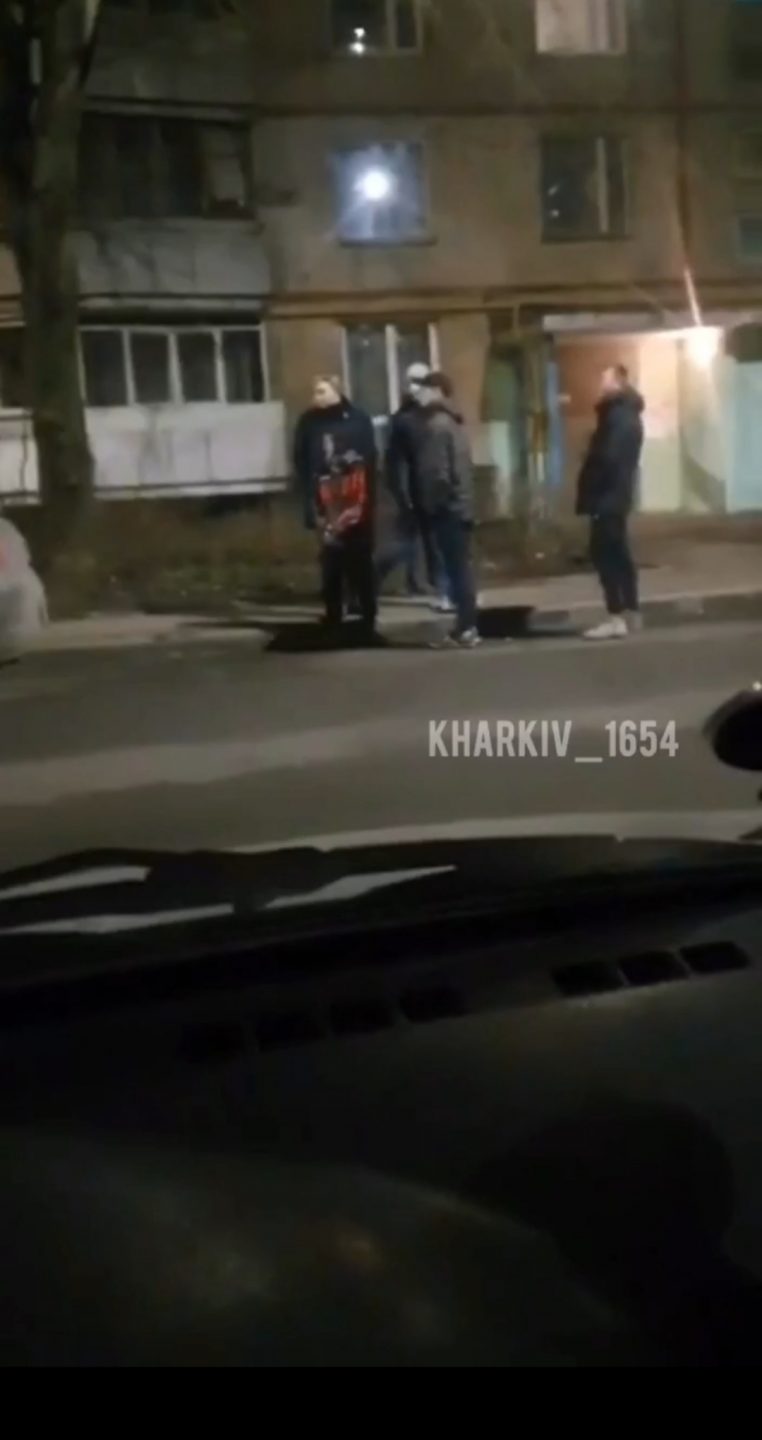 В Харькове подростки обматерили мужчину и разбили его автомобиль