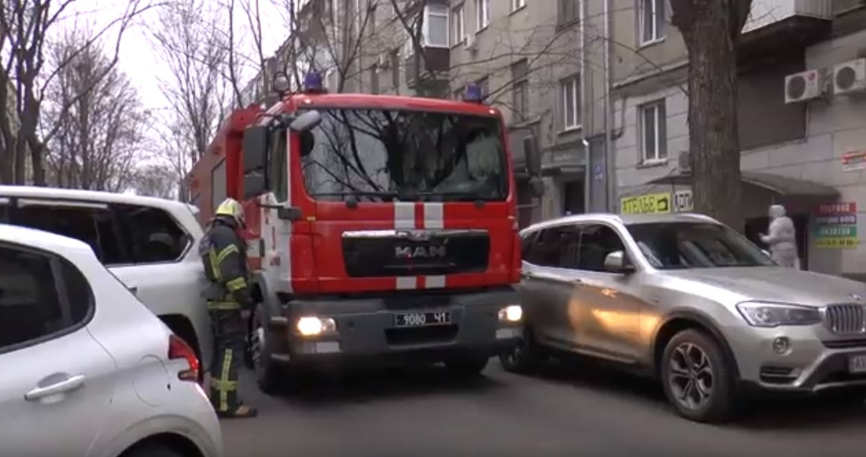 В Харькове пожарные показали, как им мешают неправильно припаркованные авто (видео)
