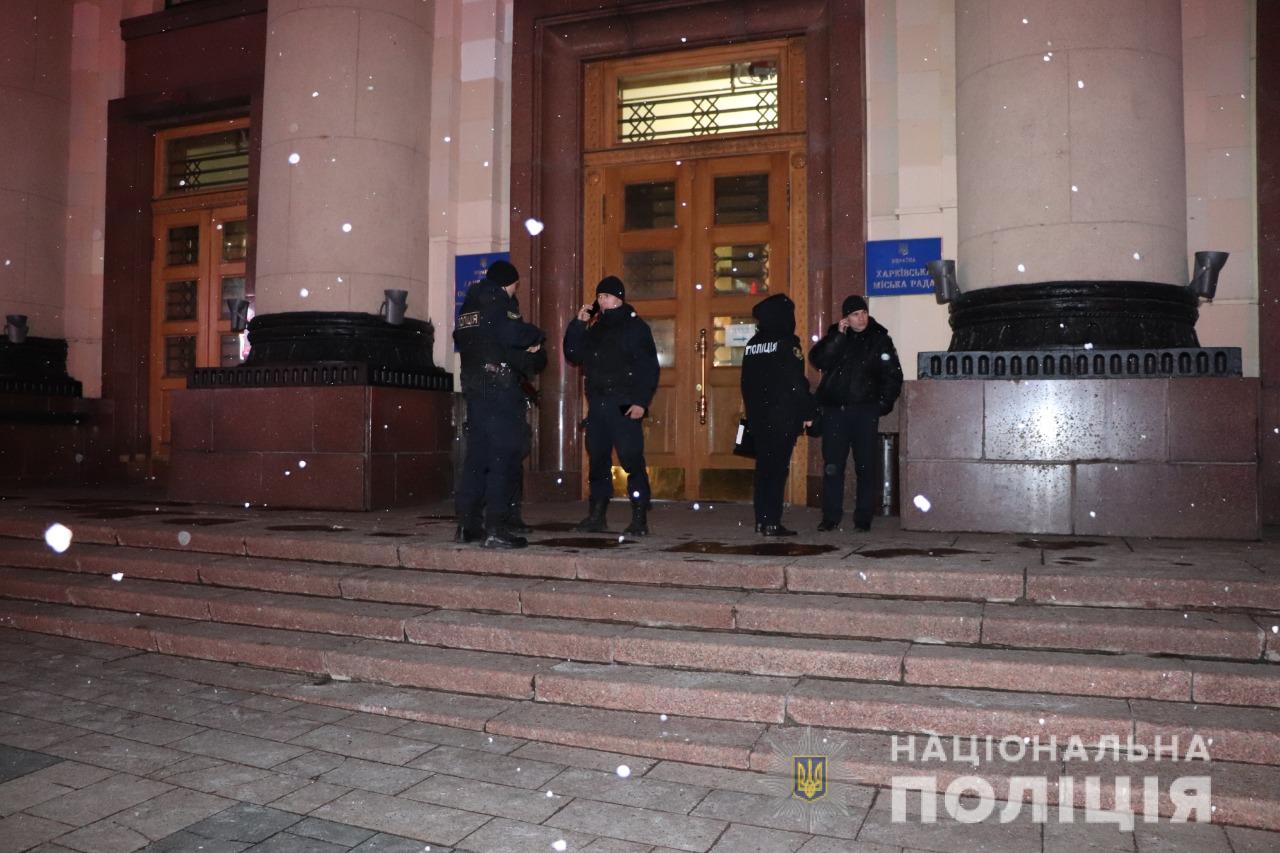 Авто и файера под стенами Харьковской ОГА: полиция открыла уголовное производство