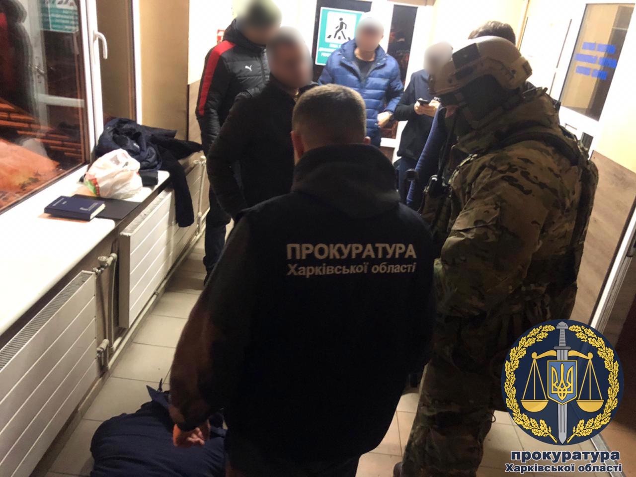 На пункте пропуска «Гоптовка» задержан инспектор таможенного поста на получении взятки (видео)