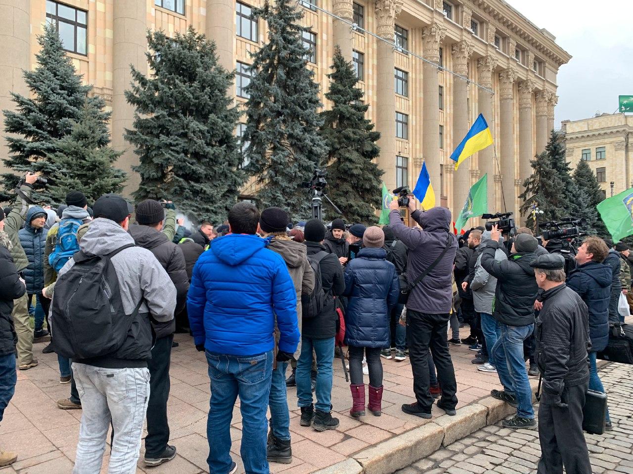 Акция «за русский язык» под Харьковской ОГА закончилась так и не начавшись (видео)