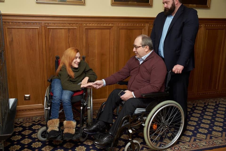 Кернес подарил девушке с инвалидностью, вместо украденной, новую коляску