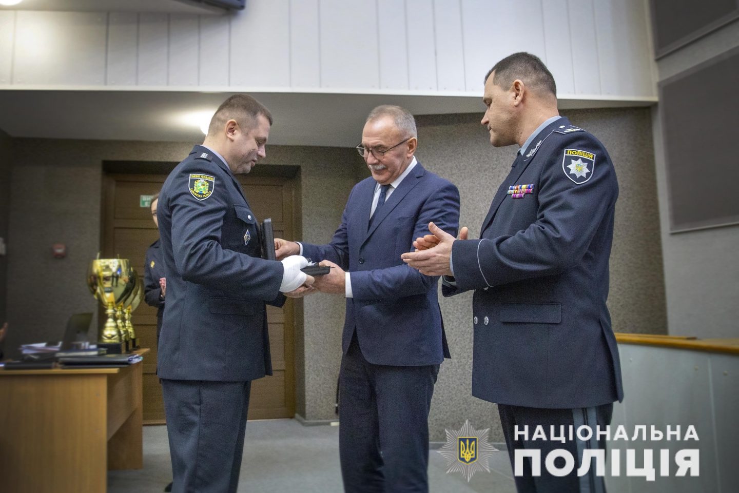 Наградили харьковского полицейского, который спас жизнь заложницы