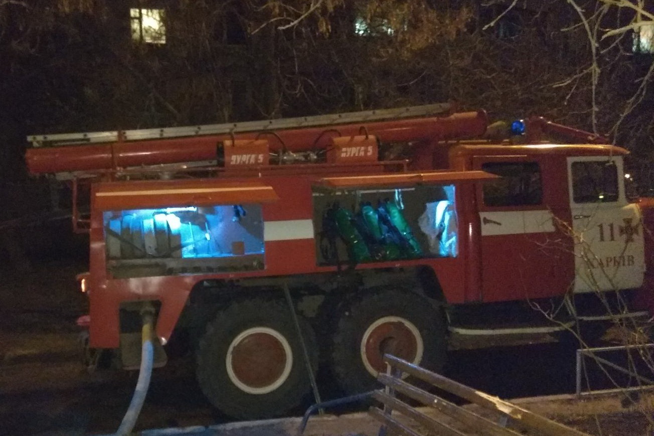 В Харькове во время пожара в пятиэтажке эвакуировали 10 человек и спасли от дыма пожилого мужчину