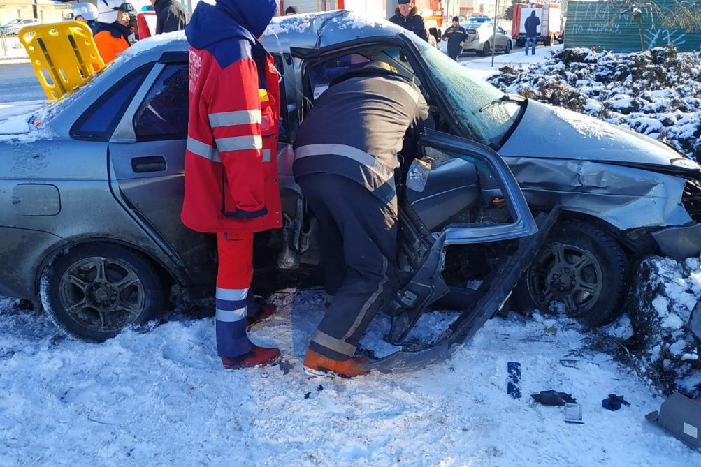 Авария на Московском проспекте: водителя одного из автомобилей доставали спасатели