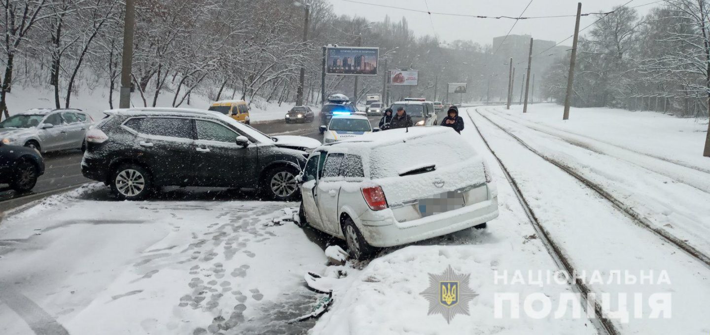 В Харькове столкнулись два автомобиля: оба водителя попали в больницу