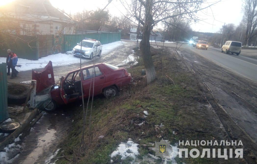 Под Харьковом автомобиль вылетел с дороги и врезался в шины