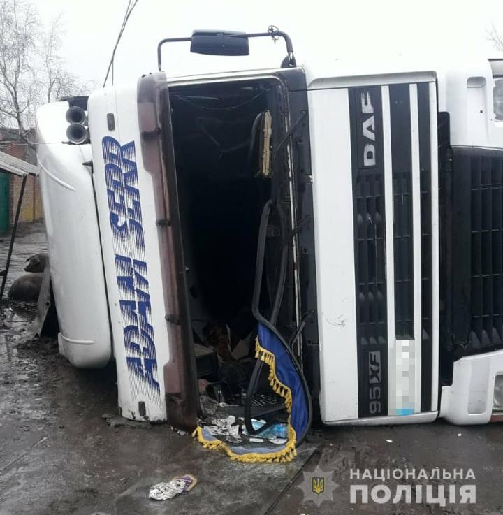 Под Харьковом перевернулась фура перевозившая свиней