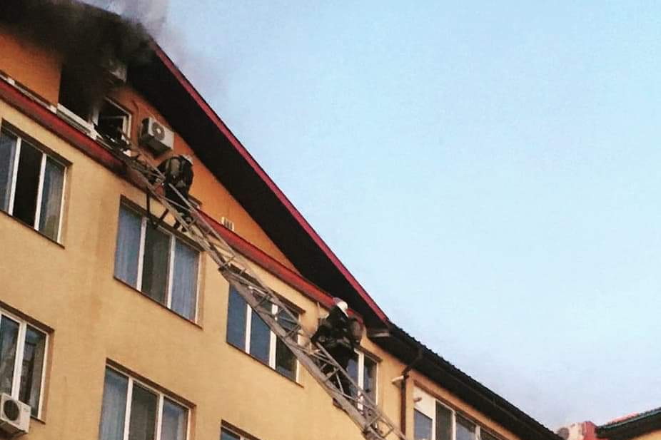 В Харькове горела шестиэтажка: мужчина получил ожоги лица