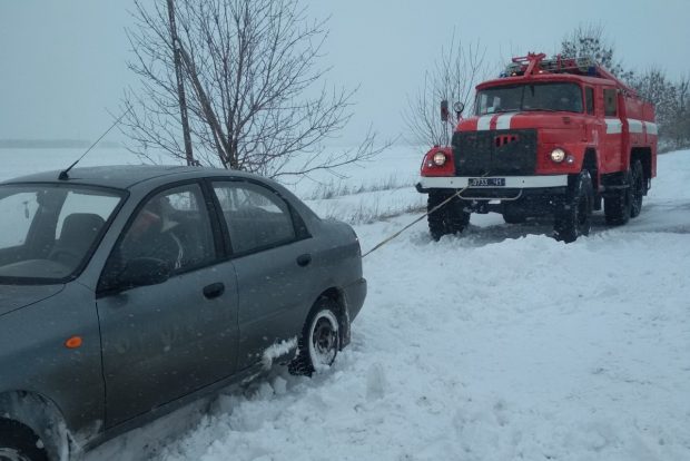 На Харьковщине спасатели из заносов вытащили три автомобиля