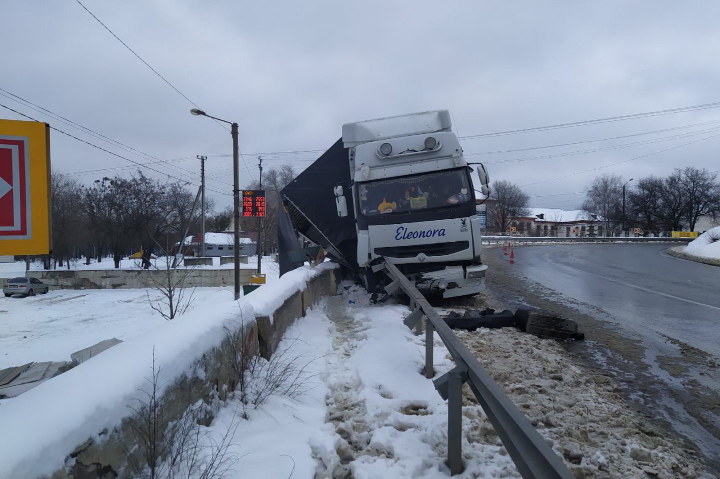 Под Харьковом грузовик въехал в отбойник: автомобиль вытаскивали спасатели