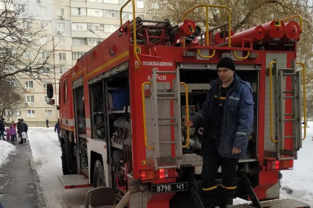 В Харькове на пожаре погибла пожилая женщина: 13 человек спасли