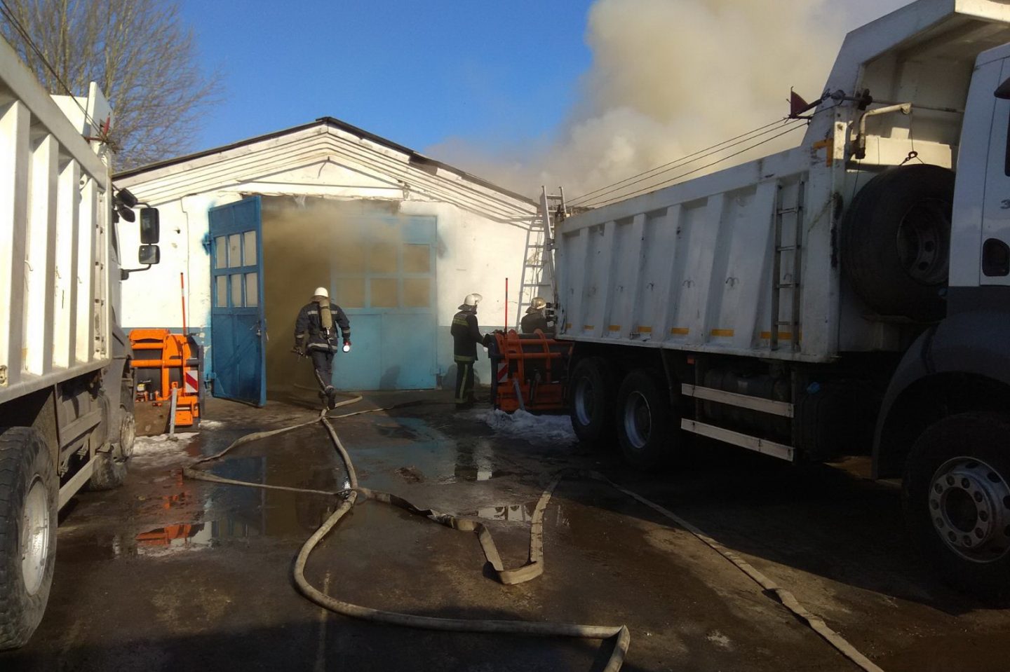 В Харькове горел автомобильный бокс коммунального предприятия