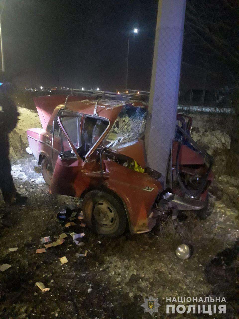 В Харькове автомобиль въехал в столб: водитель погиб