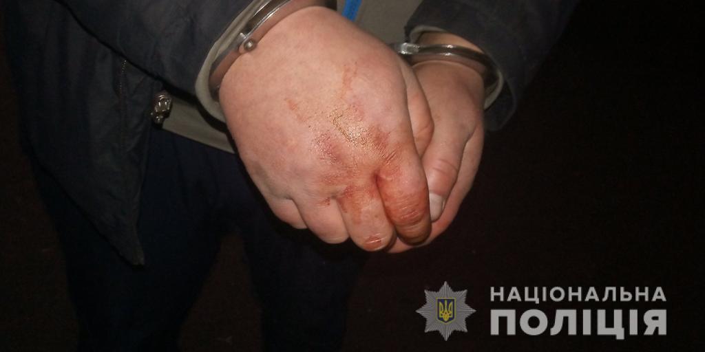 Под Харьковом мужчина ворвался в дом к женщине, едва не убил ее и ограбил