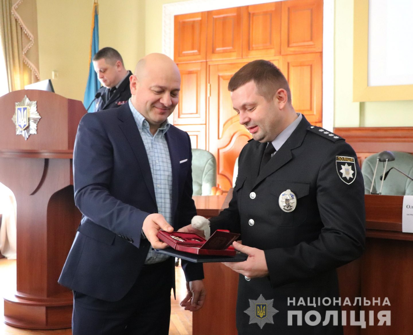 Харьковскому полицейскому, который спас жизнь заложницы вручили двухкомнатную квартиру