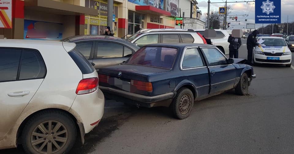 В Харькове пьяный водитель въехал в припаркованные автомобили