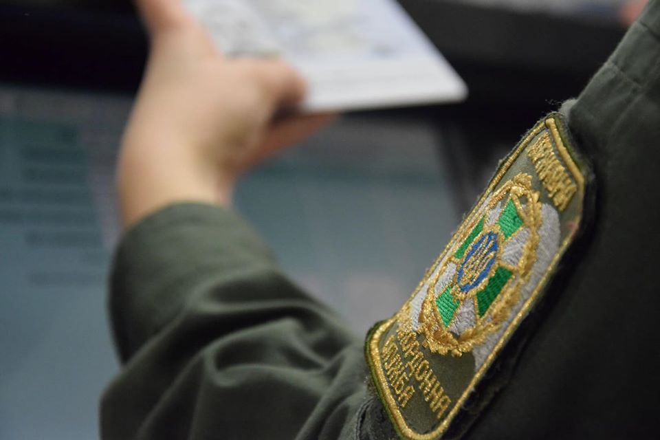 В Харьков прилетел студент из Нигерии с поддельной визой