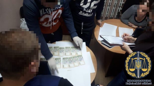 В Харькове на получении взятки разоблачили помощницу судьи