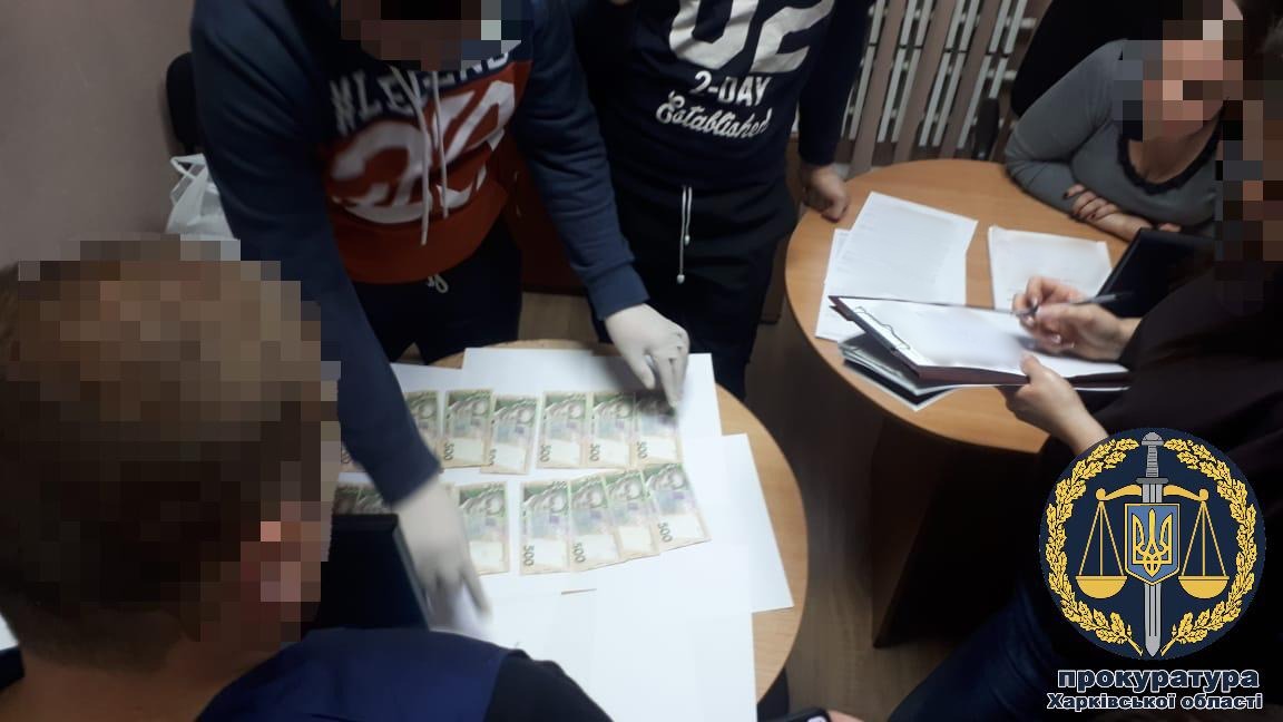 В Харькове на получении взятки разоблачили помощницу судьи