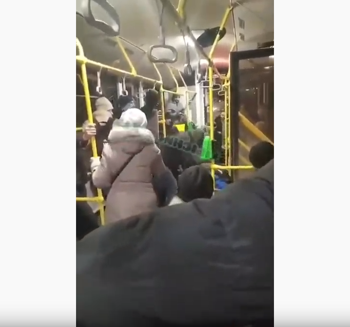 Харьковчане устроили драку в троллейбусе (видео)