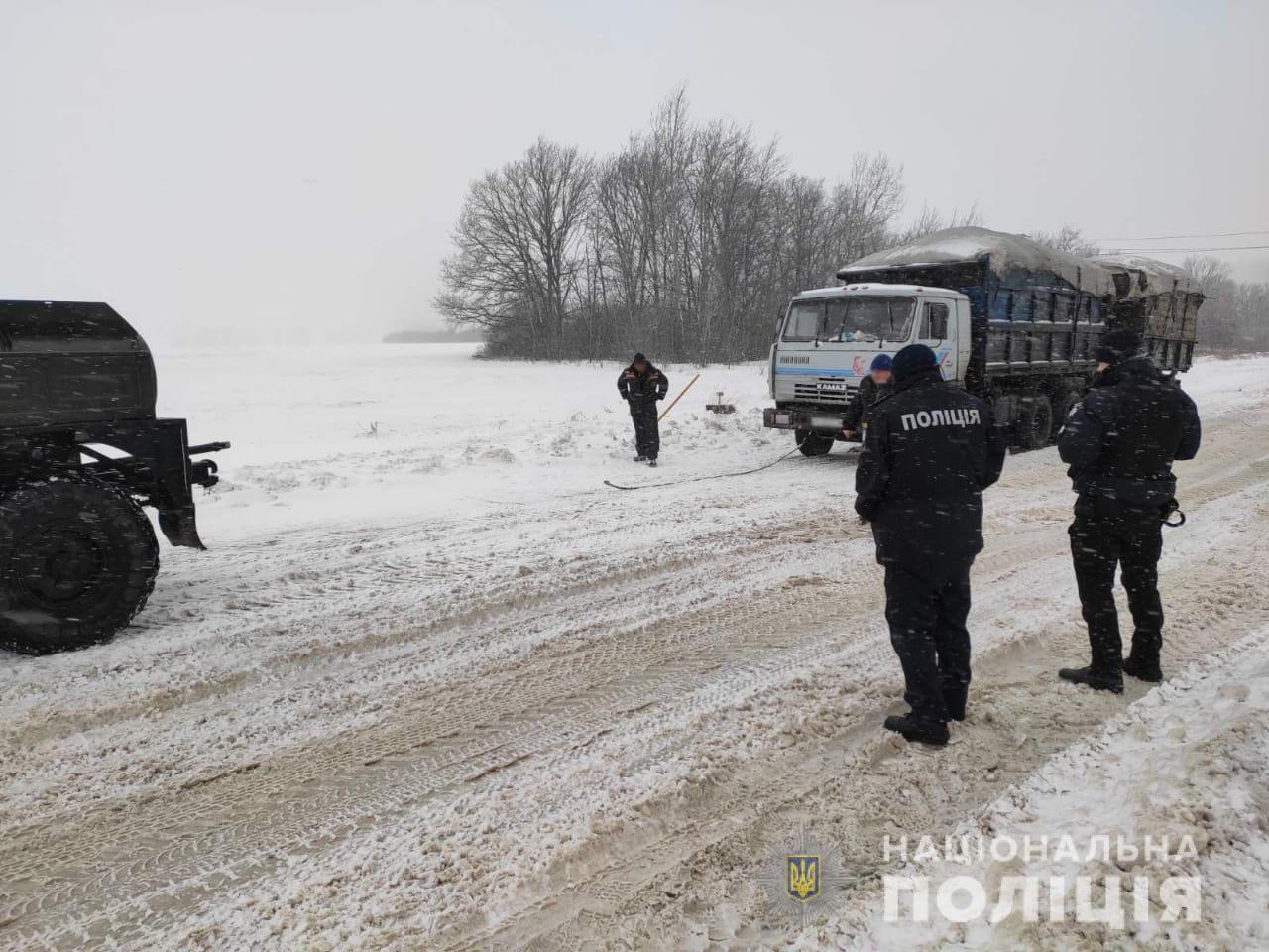 Под Харьковом в снегу застрял грузовик