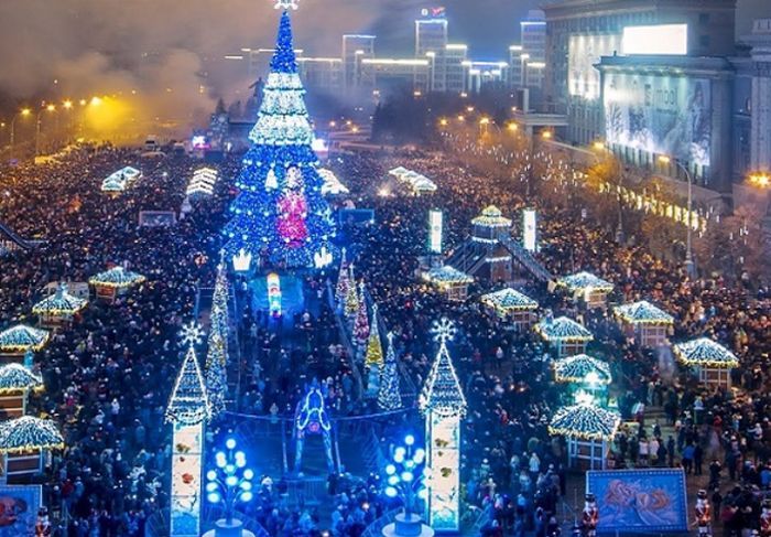 В связи с подготовкой и празднованием Нового года и Рождества на площади Свободы ограничивается движение транспорта