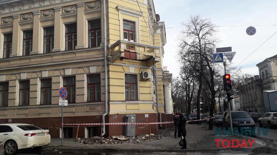 С фасада Харьковского художественного музея рухнул балкон