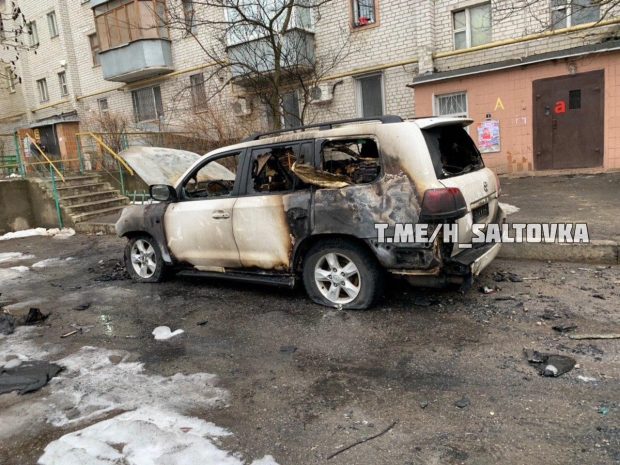 На Салтовке во дворе многоэтажки сгорел Toyota Land Cruiser 200