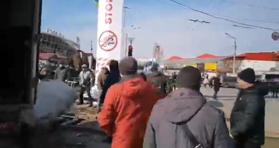 На “Барабашово” слышны выстрелы и взрывы – соцсети (видео)